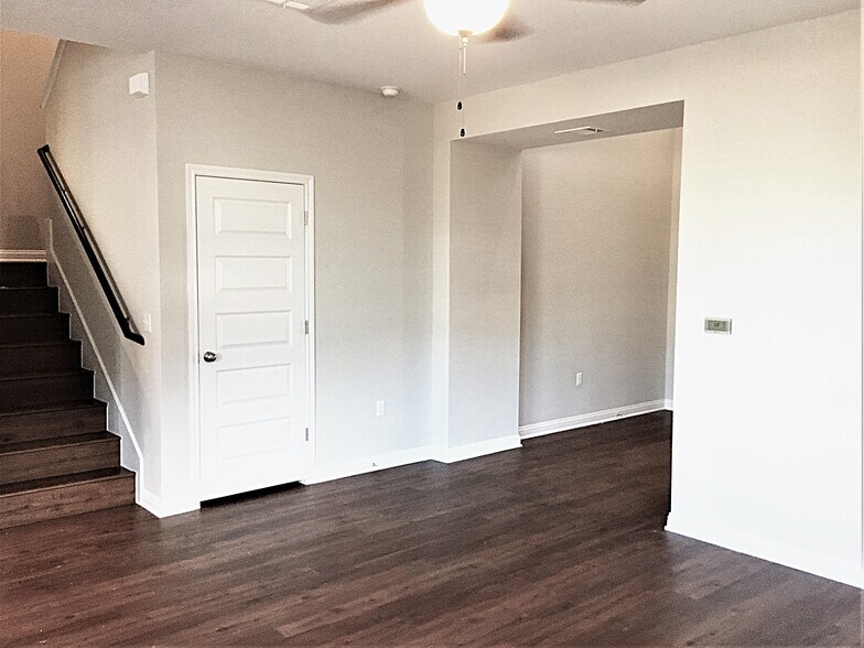 Building Photo - 5817 Monmarte Cove