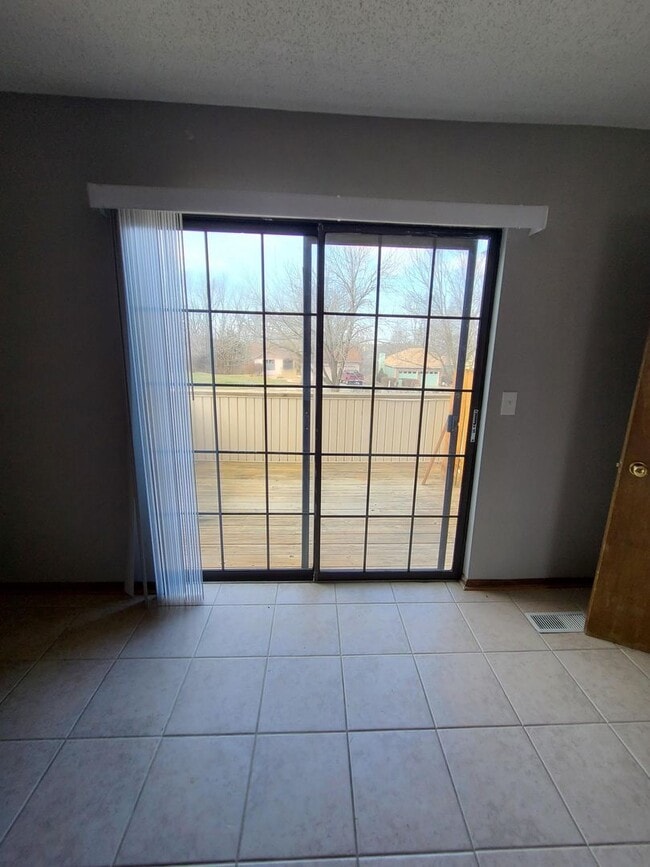 Building Photo - 2 Bedroom 1.5 Bath Townhome