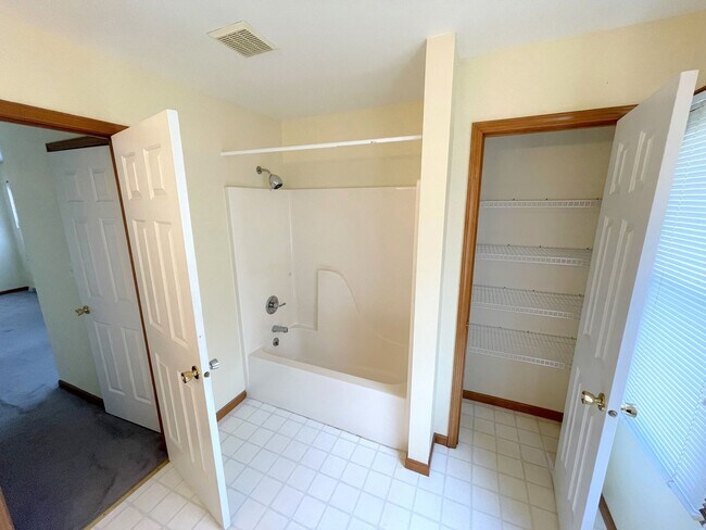 Building Photo - Spacious 3 bed 2.5 Bath Home Ready to Rent...