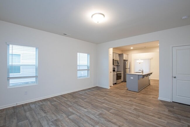 Building Photo - BEAUTIFUL 2 BD Townhome in MIDLAND AVAILAB...