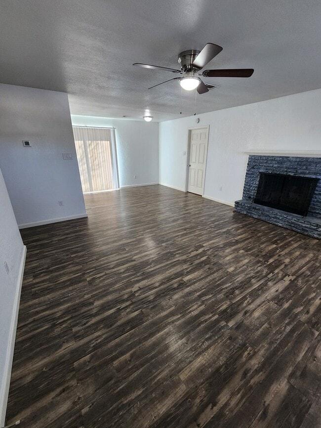 Building Photo - 3 bed 2 bath home, move in ready!