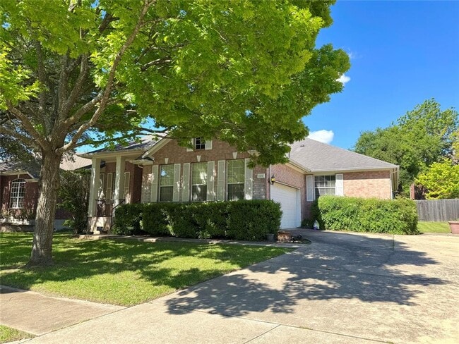 Building Photo - 1104 Vanderbilt Cir