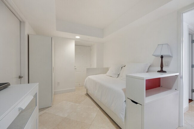 Building Photo - 18671 Collins Ave