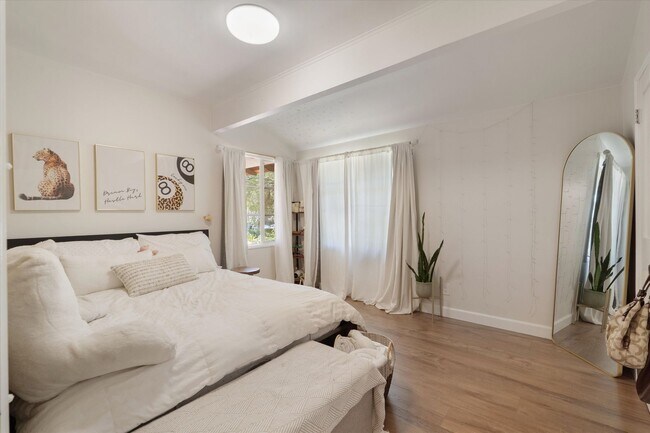 Building Photo - La Canada 4-Bedroom Home | Large Lot, Updated Kitchen, EV Charger