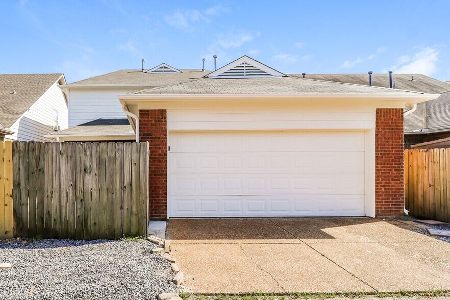 Building Photo - 10176 Evening Hill Dr