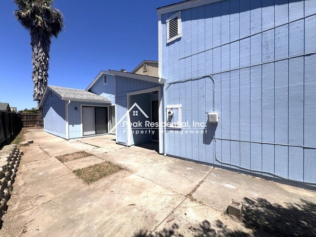 Building Photo - Spacious Updated 2bd/2ba Halfplex with 2 Car Garage