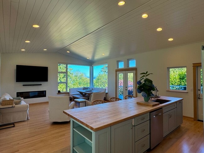 Building Photo - This gorgeous Bainbridge home is available with flexible lease terms starting July 10th