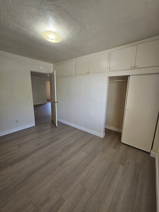 Building Photo - 831 Niantic St