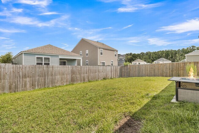 Building Photo - Modern Comfort in the Heart of Ladson