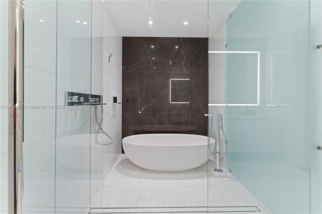 Building Photo - 300 Biscayne Blvd Way