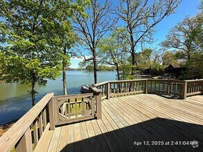 Building Photo - Live on the Lake in Lakeland!!