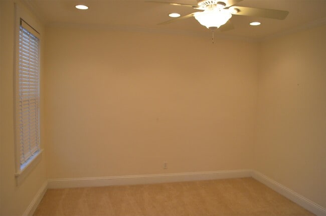 Building Photo - 621 W Princess Anne Rd