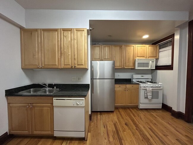 Building Photo - 2 bedroom in Chicago IL 60613