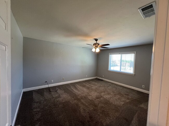 Building Photo - Stunning Country property in Oakdale!