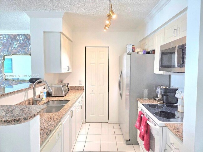 Building Photo - 1155 Brickell Bay Dr