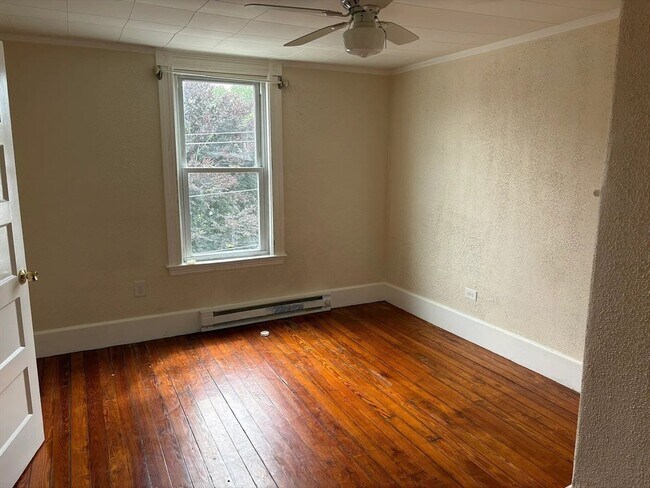 Building Photo - 633 River St