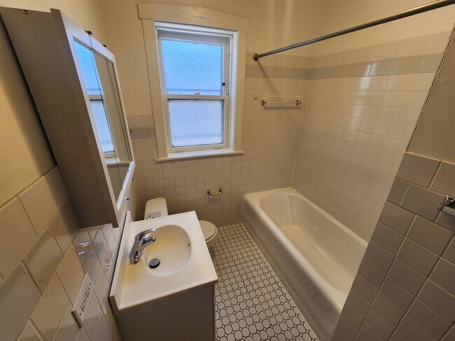 Building Photo - 3348-1 W Sunnyside 1bed/1bath