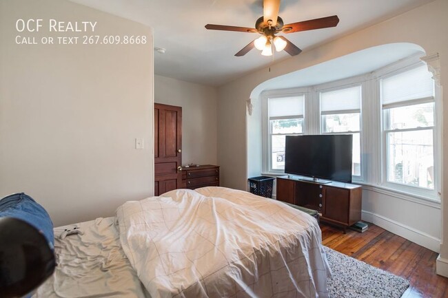 Building Photo - Gorgeous Large Manayunk Home with Parking