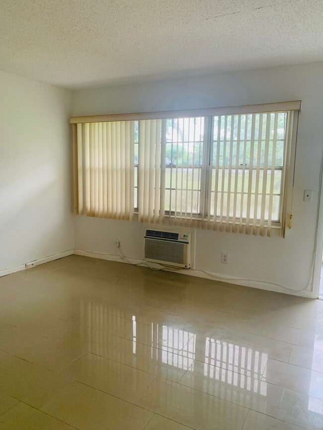 Building Photo - 7 Suffolk A