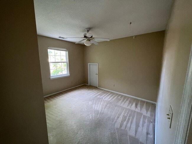 Building Photo - 1635 Pondside Dr