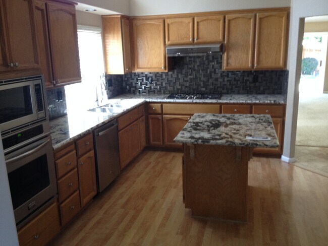 Building Photo - 3367 Chapelle Dr