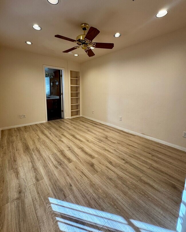 Building Photo - FOR RENT