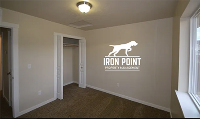 Building Photo - 3bed/2bath w/bonus room, 3 car garage, spl...