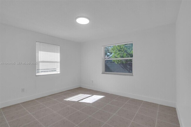 Building Photo - 124 SE 2nd Terrace