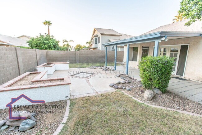 Building Photo - 1431 E Encinas Ave