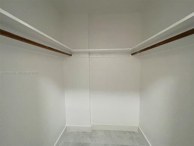 Building Photo - 1351 NE Miami Gardens Dr