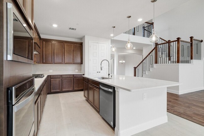 Building Photo - 310 Greystone Ct