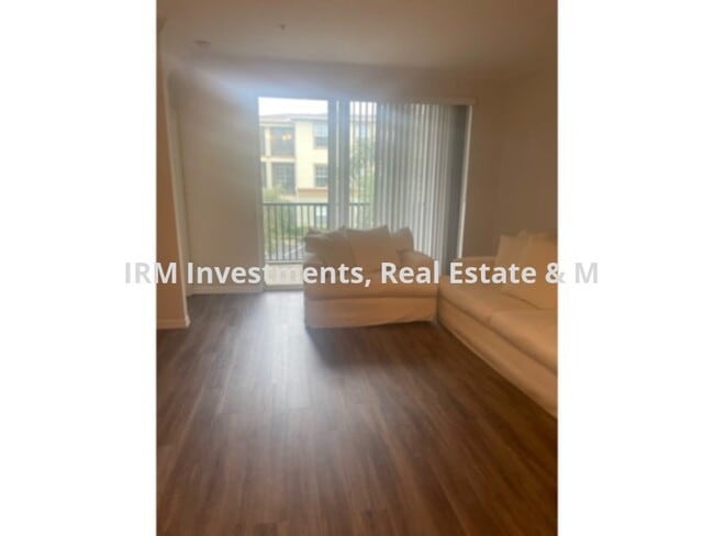 Building Photo - 3 bedroom 2 bath condo