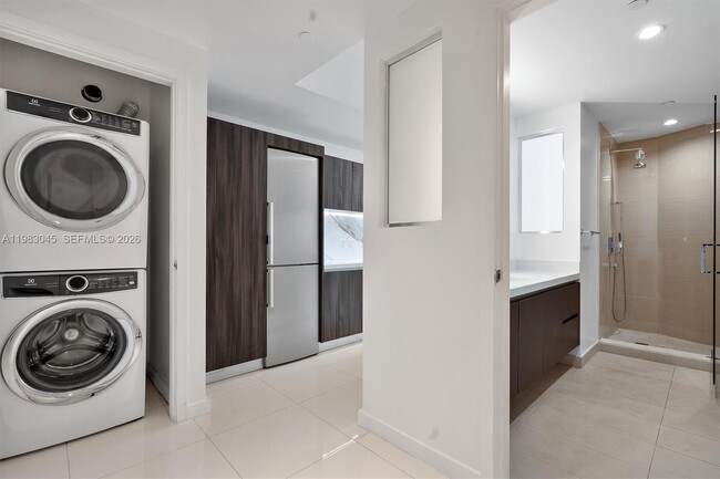 Building Photo - 851 NE 1st Ave