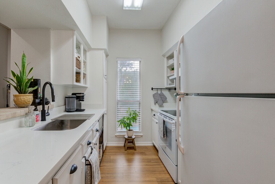 Building Photo - 704 Bering Dr