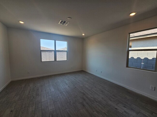 Building Photo - Beautiful new build w mountain views