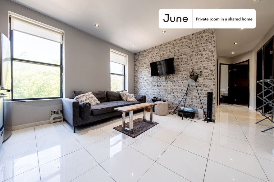 Building Photo - Room in Shared 3 bed/2 bath home