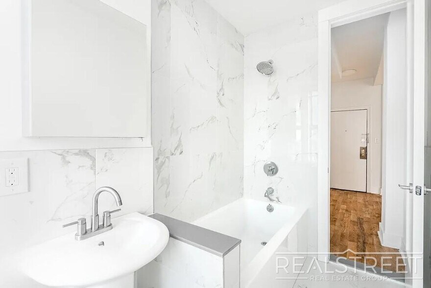 Building Photo - Spacious 2 BED + office in Bushwick