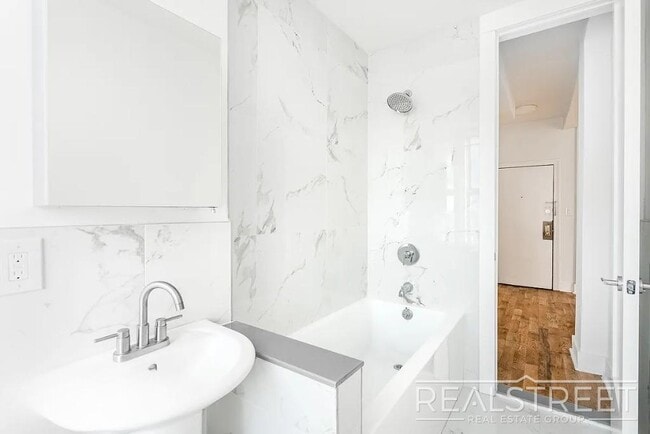 Building Photo - Spacious 2 BED + office in Bushwick