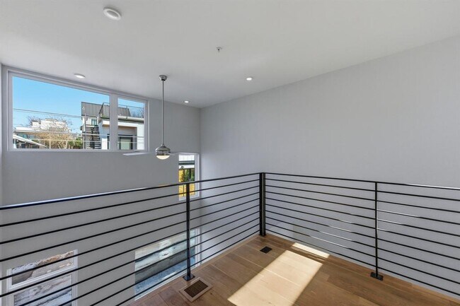 Building Photo - 2002 E 7th St