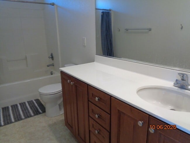 Building Photo - Large 2 Story Offering 3419 sq. ft. and 5 bedrooms plus loft