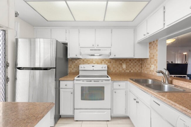 Building Photo - 1101 Crystal Lake Dr