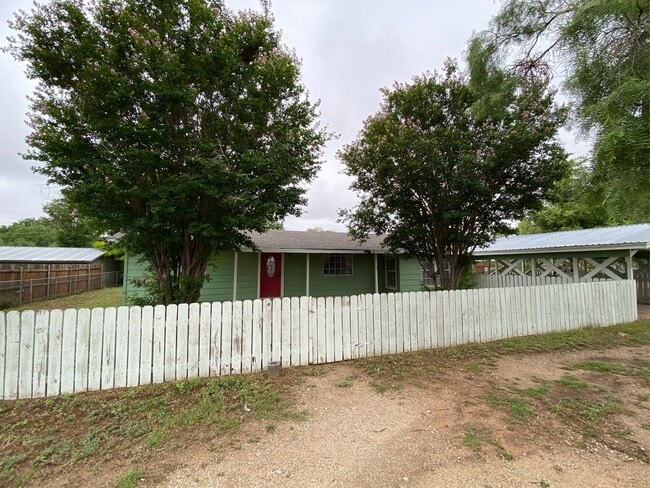 Building Photo - Large family home in Grape Creek!