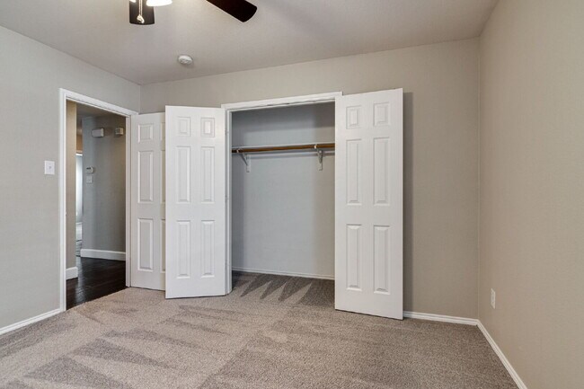 Building Photo - "Beautiful 3-Bedroom, 2-Bath Home with Ope...