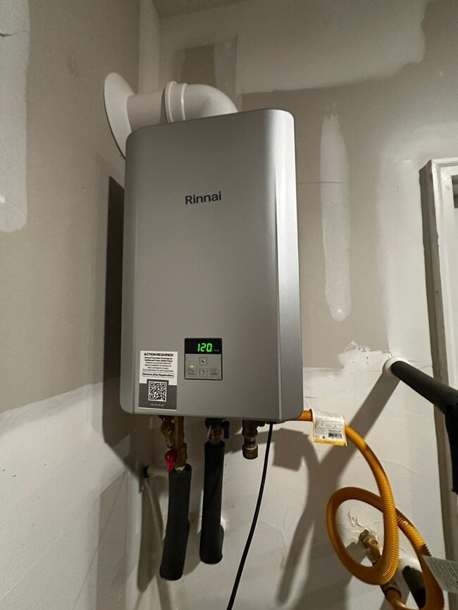 Building Photo - E. Morristown - 3 bed/2.5 bath home with g...