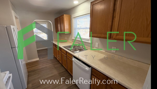 Building Photo - Belmont Bungalow!