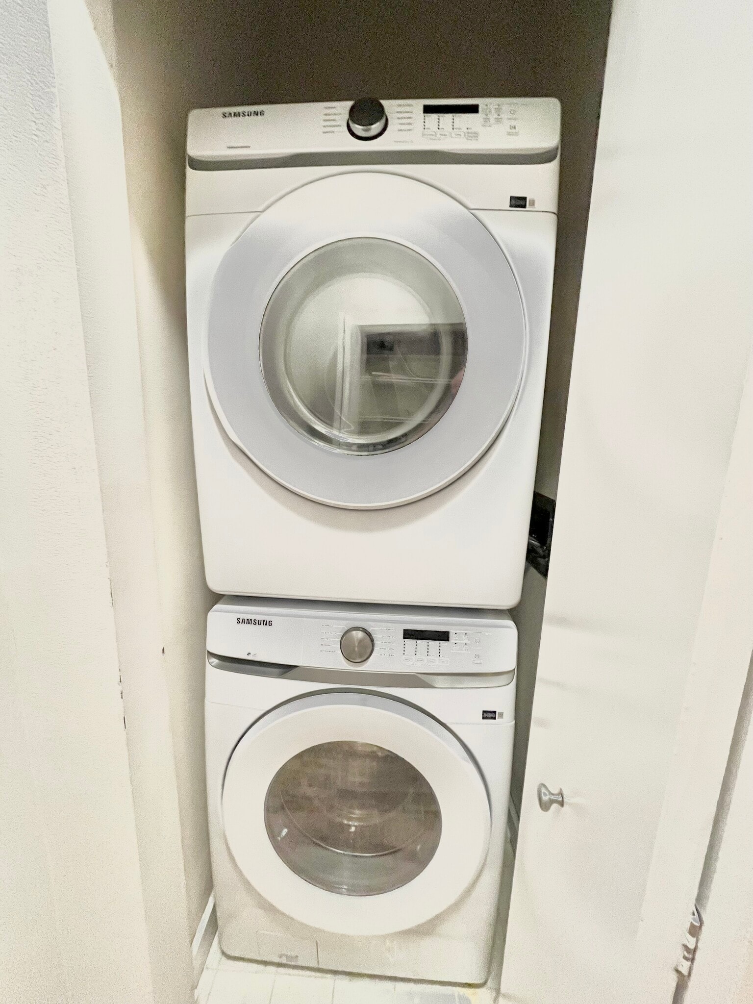 Brand new Washer/dryer in-unit - 2422 Tremont Pl