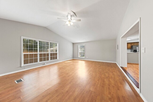 Building Photo - 698 Persimmon St