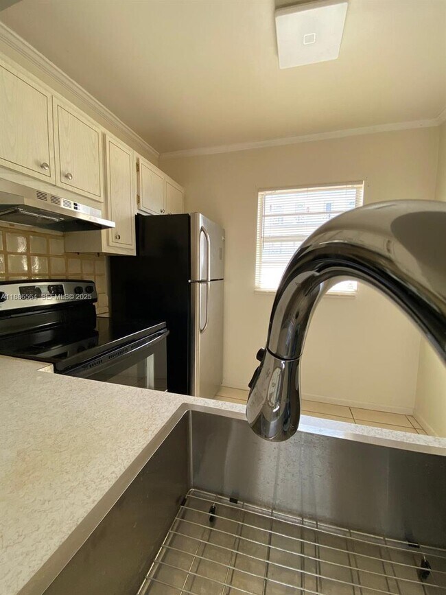 Building Photo - 5181 W Oakland Park Blvd