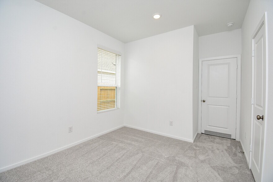 Secondary bedroom - 6714 Iron Clover Dr