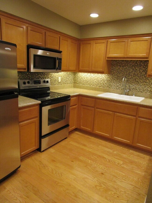 Building Photo - Gated Raintree Terrace Condo!